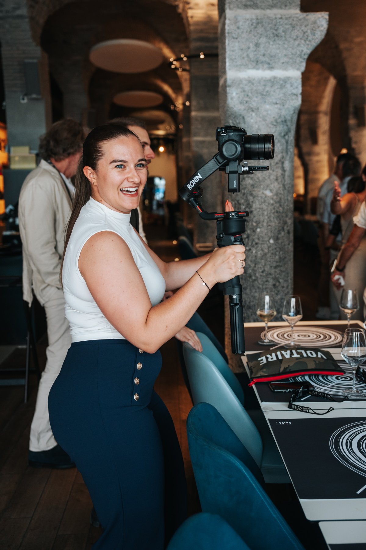 Deborah - Home page Deborah tenant une caméra dans ses mains avec un sourire radieux